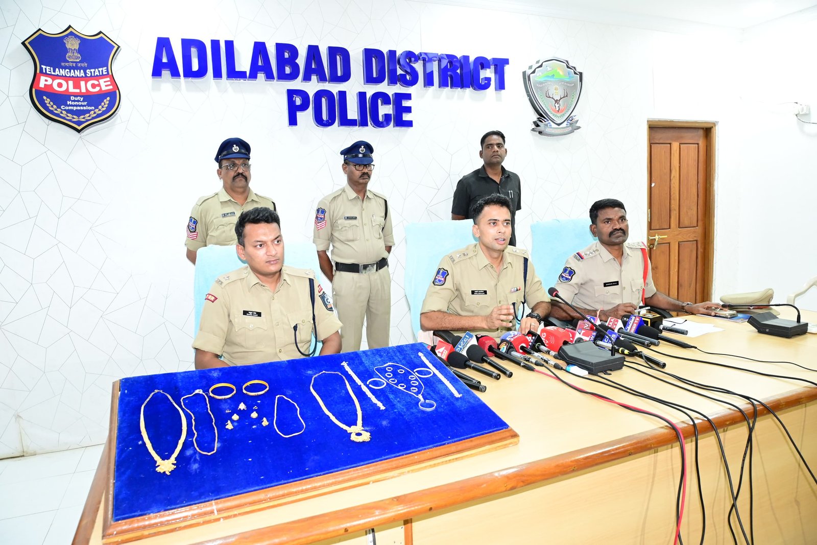 అదిలాబాద్ జిల్లాలో దొంగతనం కేసు ఛేదన – పనిమనిషి అరెస్ట్, 100% సొత్తు రికవరీ